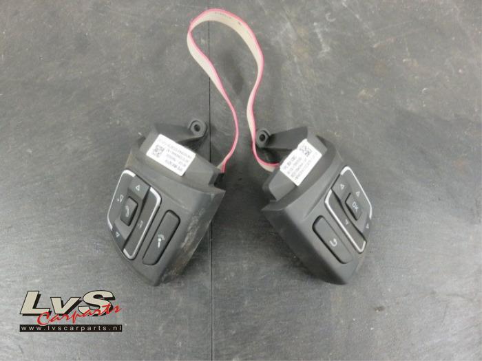 Seat Leon Steering wheel mounted radio control