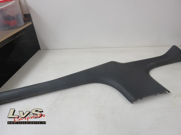 Volkswagen UP Revêtement montant centre gauche