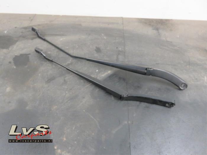 Volkswagen Polo Front wiper arm