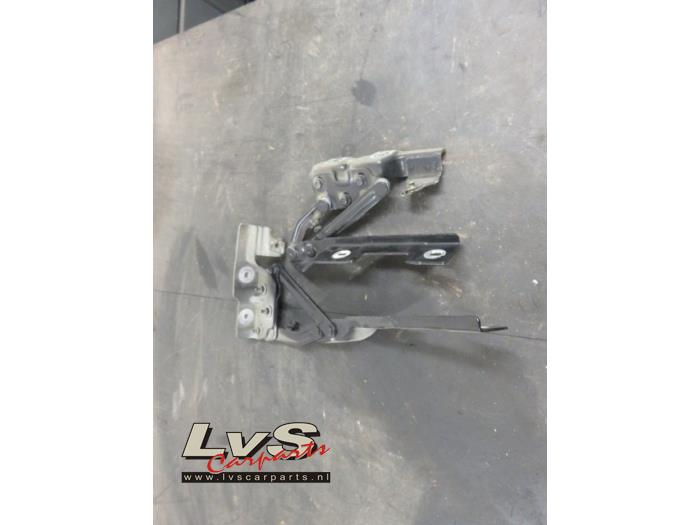 Opel Astra Motorhaube Scharnier