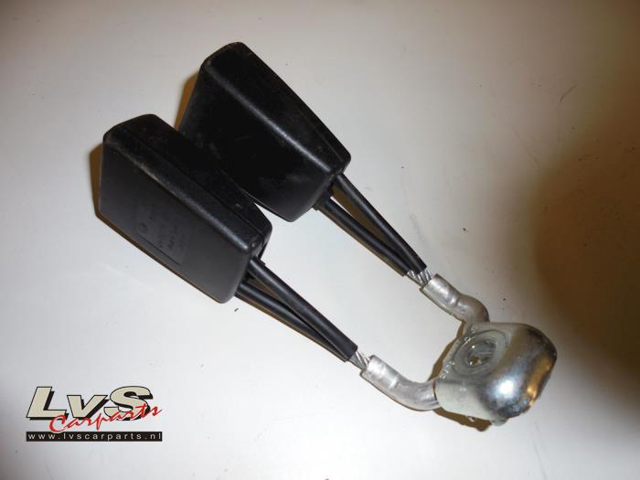 Volkswagen Polo Insertion ceinture de sécurité arrière centre