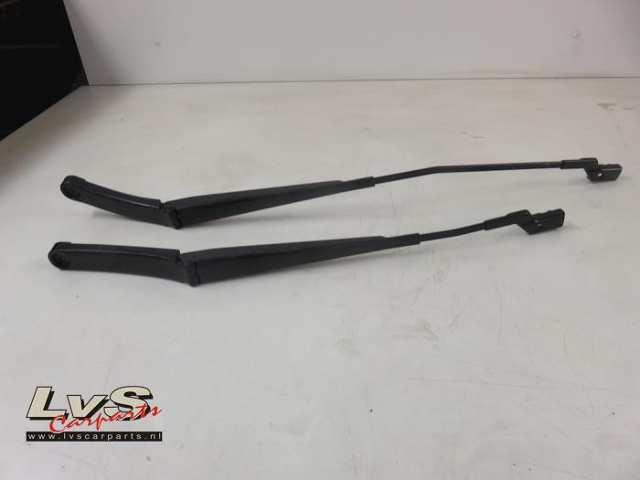 Volkswagen Polo Front wiper arm