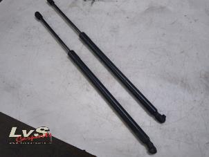 Gebruikte Gasdemperset Achterklep Mercedes ML II (164/4JG) 3.0 ML-320 CDI V6 24V Prijs € 32,00 Margeregeling aangeboden door LvS Carparts