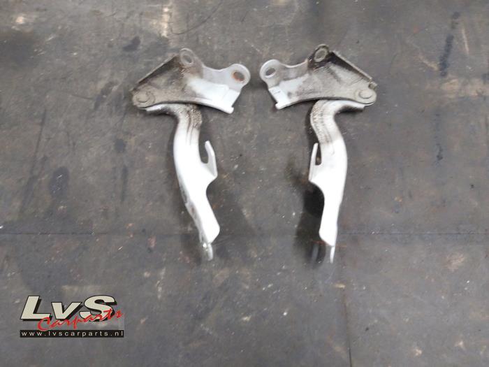 Hyundai IX55 Bonnet Hinge