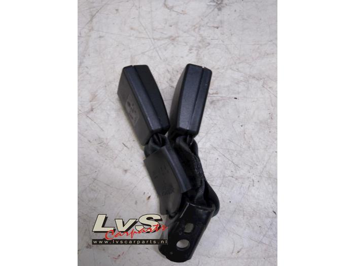 Volkswagen Jetta Insertion ceinture de sécurité arrière centre