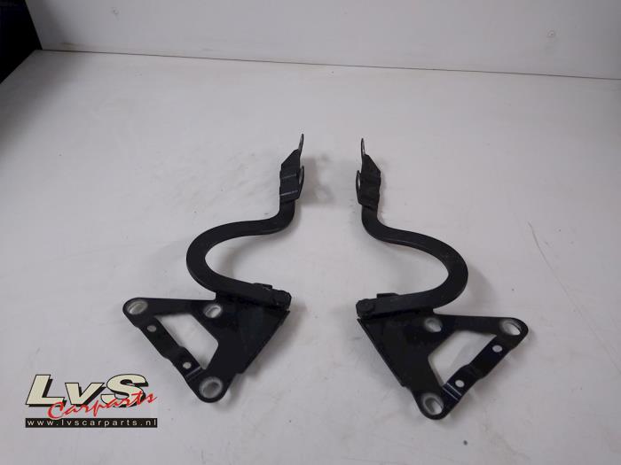 Opel Tigra Bonnet Hinge