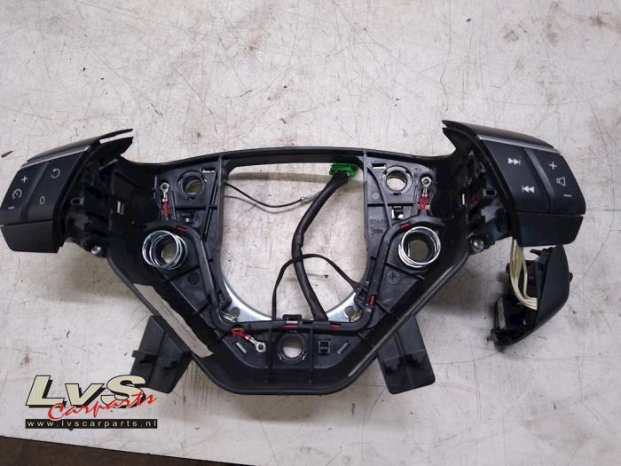 Volvo XC90 Steering wheel mounted radio control