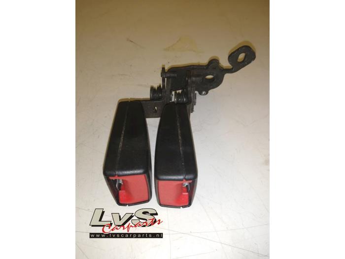 Volkswagen Golf Rear seatbelt buckle, centre