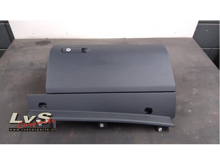 Volkswagen Touareg Glovebox