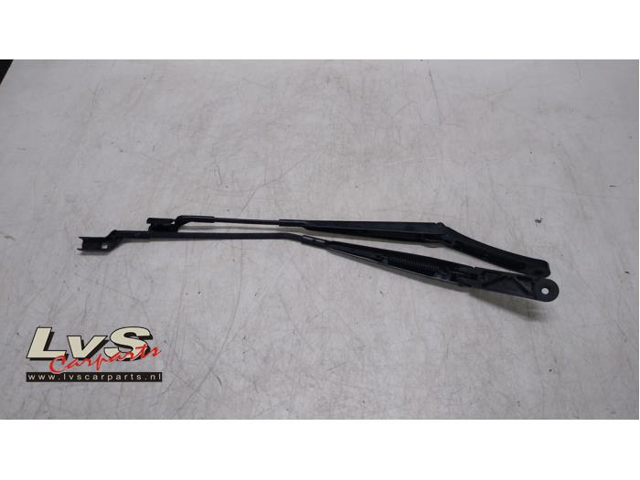 Volkswagen Tiguan Front wiper arm