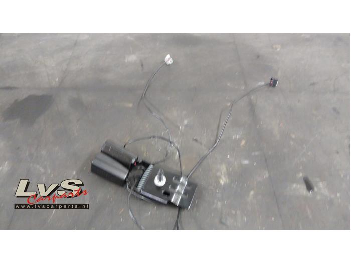 Opel Adam Rear seatbelt buckle, centre