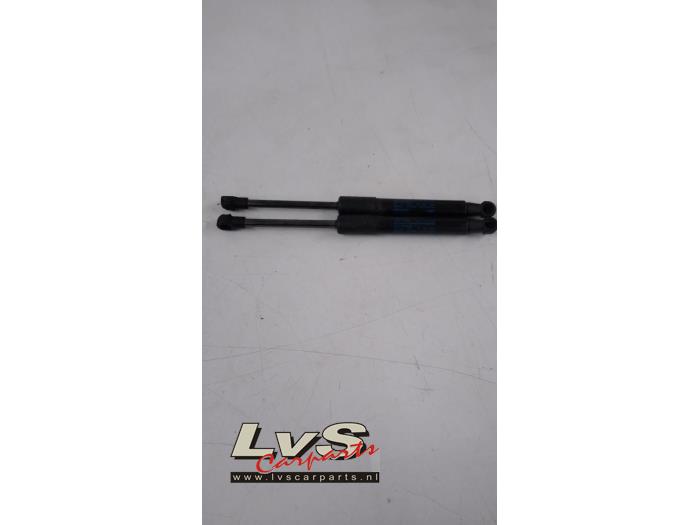 Volkswagen Golf Set of gas struts for boot