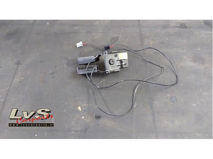 Opel Adam Rear seatbelt buckle, centre