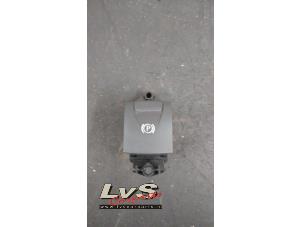 Gebruikte Handrem schakelaar Renault Scénic III (JZ) 1.2 16V TCe 115 Energy Prijs € 15,00 Margeregeling aangeboden door LvS Carparts
