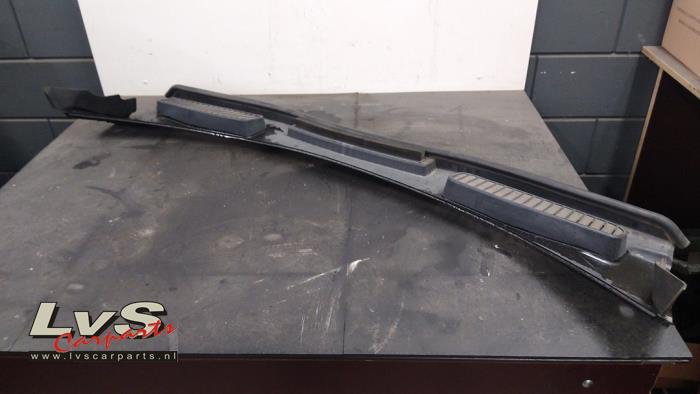 Ford C-Max Cowl top grille