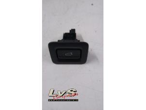 Gebruikte Schakelaar achterklep Mazda CX-5 II (KF) 2.0 SkyActiv-G 165 16V 2WD Prijs € 20,00 Margeregeling aangeboden door LvS Carparts