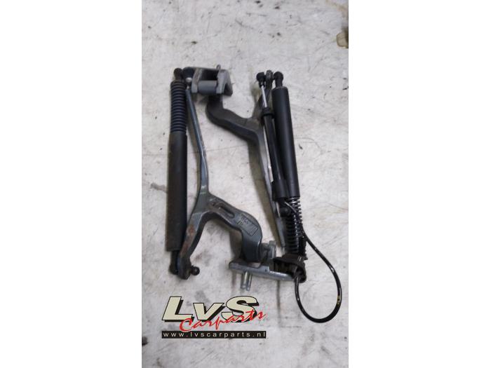 Mercedes E-Klasse Tailgate hinge