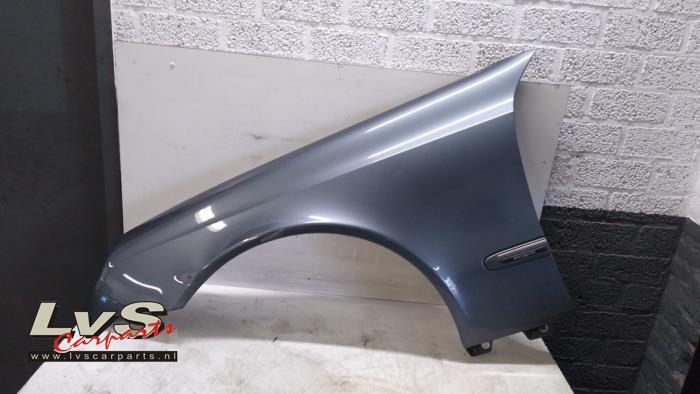 Mercedes E-Klasse Front wing, left