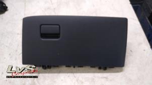 Używane Schowek w desce rozdzielczej Toyota Yaris IV (P21/PA1/PH1) 1.5 12V Hybrid Cena € 50,00 Procedura marży oferowane przez LvS Carparts