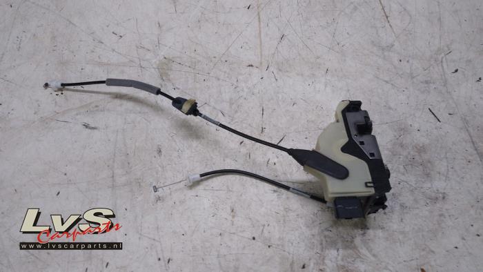 Peugeot 208 Serrure portière mécanique 4portes avant droite