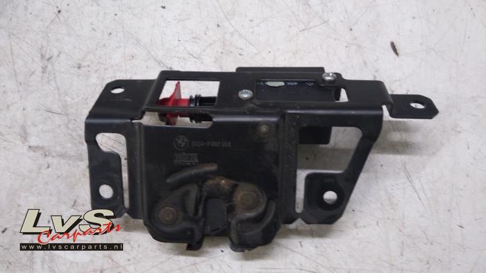 BMW X3 Tailgate lock mechanism