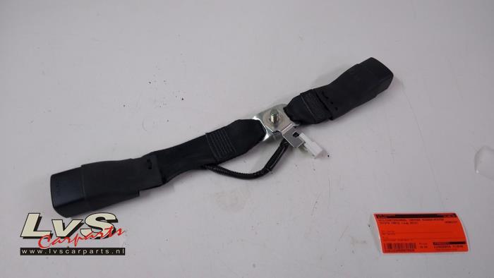 Toyota Yaris Insertion ceinture de sécurité arrière centre