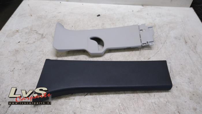 Peugeot Partner Revêtement montant avant gauche