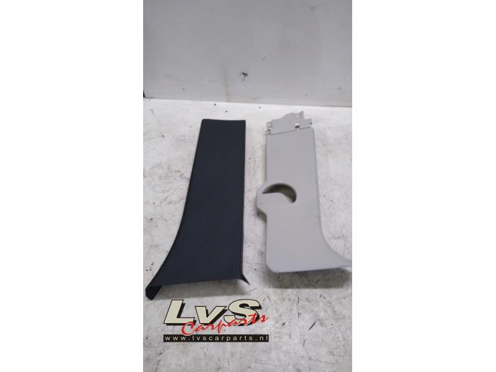 Peugeot Partner Revêtement montant avant droit