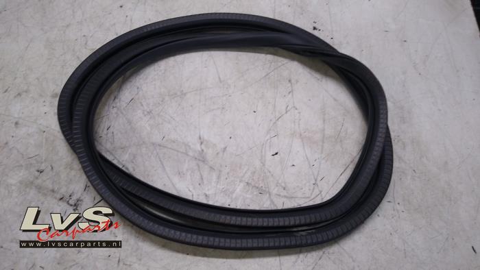 Opel Corsa Portierrubber 4Deurs links-achter