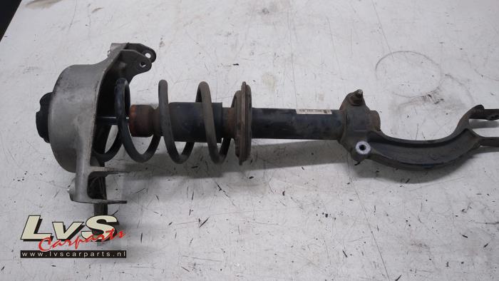 Audi A4 Stoßdämpferstrebe links vorne