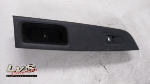 Begagnade Brytare, eldrivna fönster Opel Corsa F (UB/UH/UP) 1.2 Turbo 12V 100 Pris € 49,00 Marginaltabell erbjuds av LvS Carparts