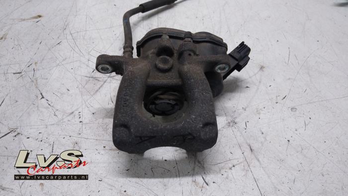 Mazda 6. Remklauw (Tang) rechts-achter