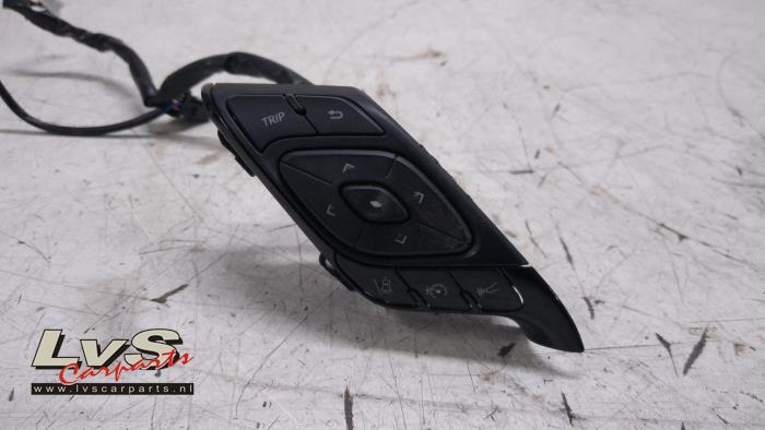 Toyota C-HR Steering wheel mounted radio control