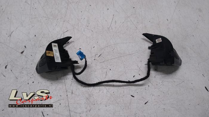 Peugeot 308 Steering wheel mounted radio control