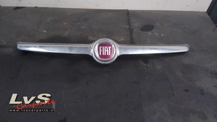 Fiat 500L Grill