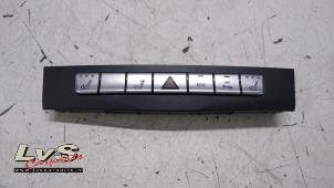 Gebruikte Gevarenlicht Schakelaar Mercedes E Estate (S212) E-220 CDI 16V BlueEfficiency,BlueTEC Prijs € 45,00 Margeregeling aangeboden door LvS Carparts