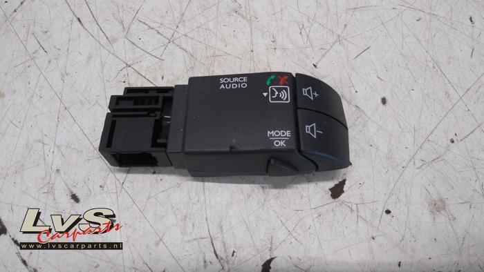 Dacia Dokker Steering wheel mounted radio control