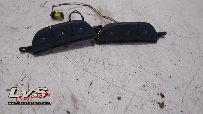 Opel Vivaro Steering wheel mounted radio control