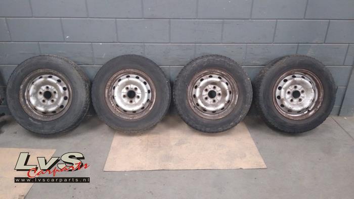 Hyundai H200 Set of wheels + tyres