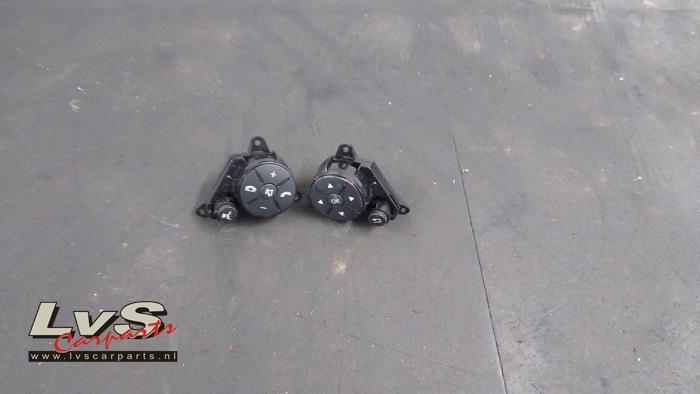 Mercedes GLK-Klasse Steering wheel mounted radio control