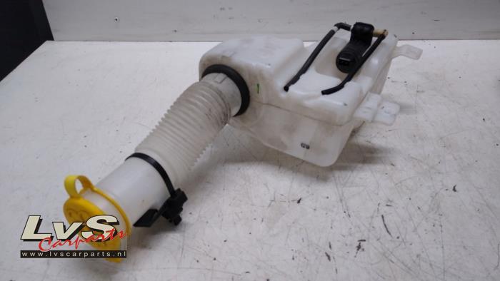 Fiat 500X Front windscreen washer reservoir