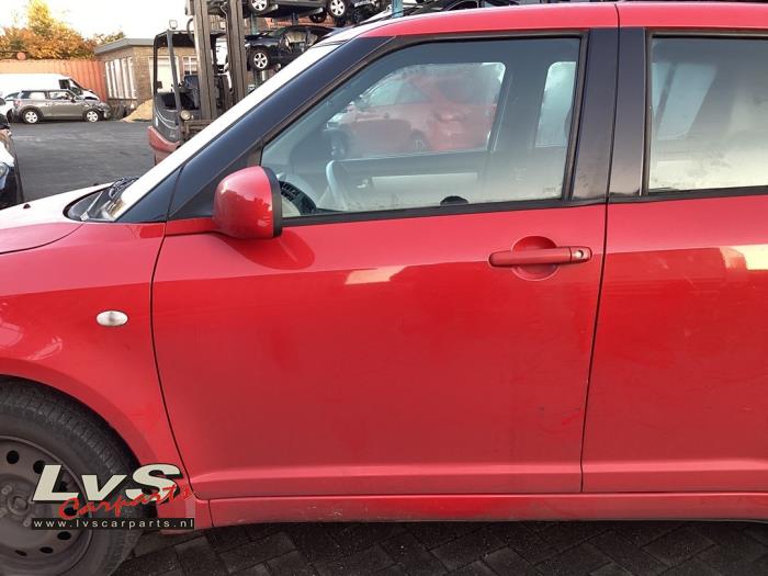 Suzuki Swift Tür 4-türig links vorne