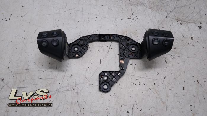 Mercedes A-Klasse Steering wheel mounted radio control