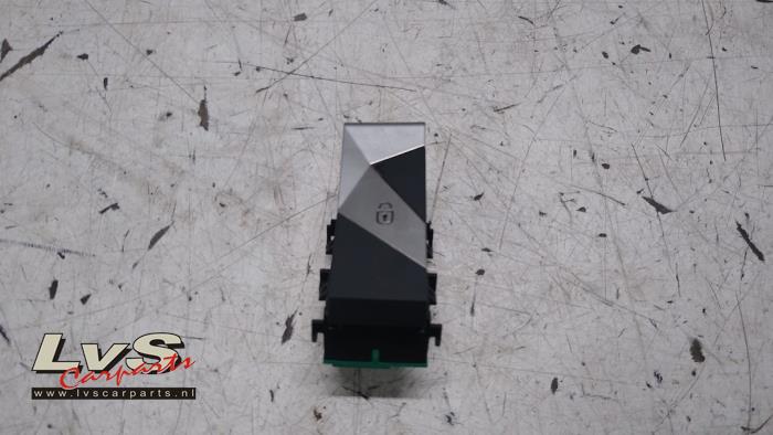 DS Automobiles DS7 Crossback Central locking switch