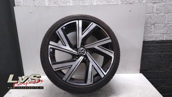 Volkswagen Golf Wheel + winter tyre