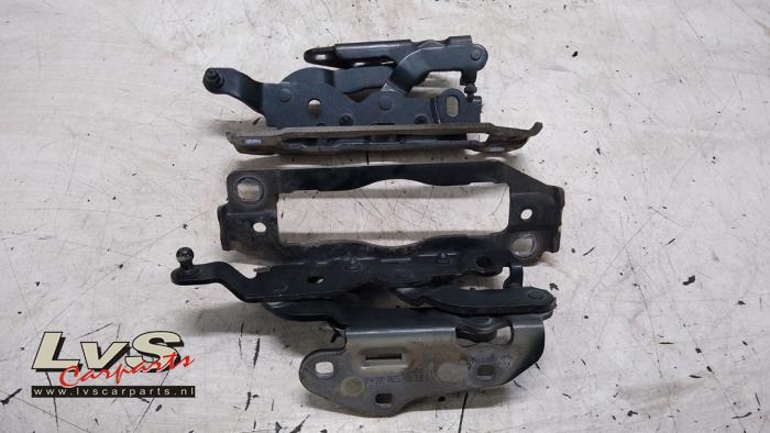 Mercedes C-Klasse Motorhaube Scharnier