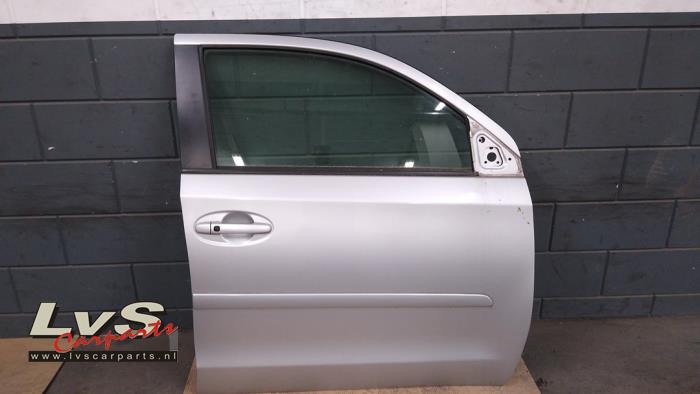 Toyota Urban Cruiser Tür 4-türig rechts vorne