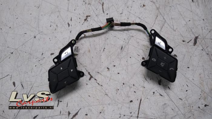 Mercedes C-Klasse Commande radio volant