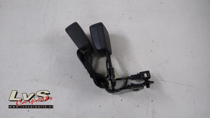 Volkswagen Golf Rear seatbelt buckle, left