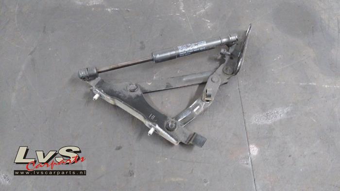 Mazda MX-5 Tailgate hinge